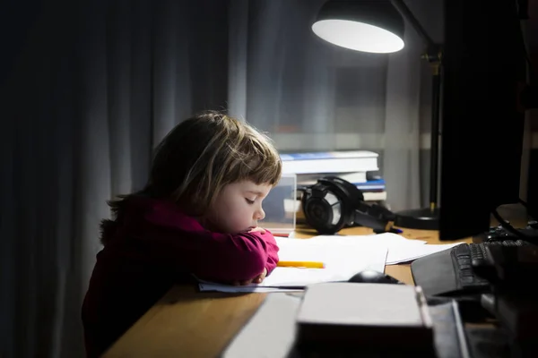 Bambino Stanco Utilizzando Computer Studiare Online Casa Tarda Notte Homeschooling — Foto Stock