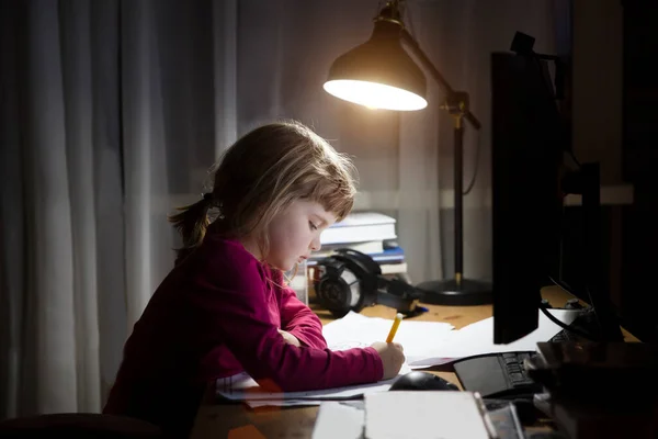 Trött Barn Använder Dator Och Studera Online Hemma Sent Kvällen — Stockfoto