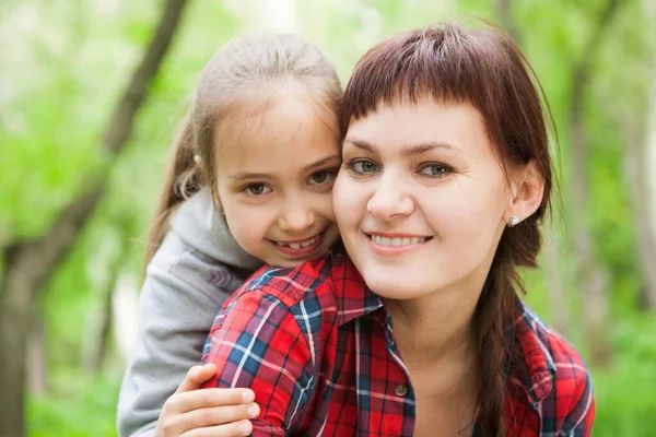 Lifestyle Portrait Mom Daughter Laughing Together Outdoors — 图库照片