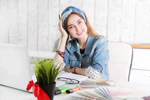 Portrait Young Beautiful Happy Smiling Casual Woman Designer Sitting Desk — Fotografia de Stock