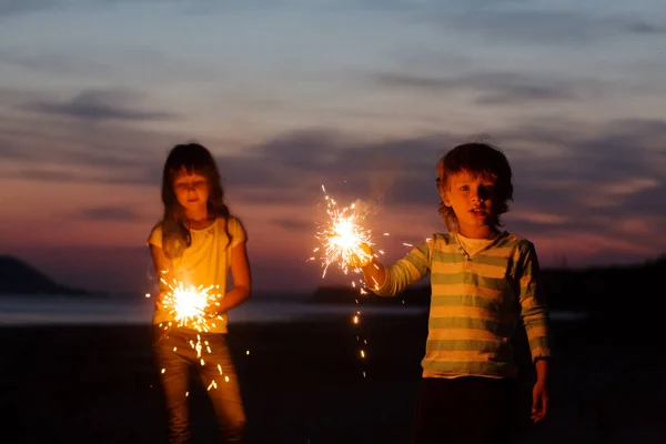 Niños Sonrientes Felices Con Sparklers Playa Por Noche —  Fotos de Stock