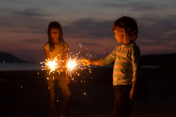 Glücklich Lächelnde Kinder Mit Wunderkerzen Strand Der Nacht — Stockfoto