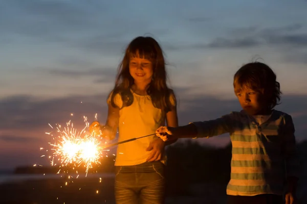 Glücklich Lächelnde Kinder Mit Wunderkerzen Strand Der Nacht — Stockfoto