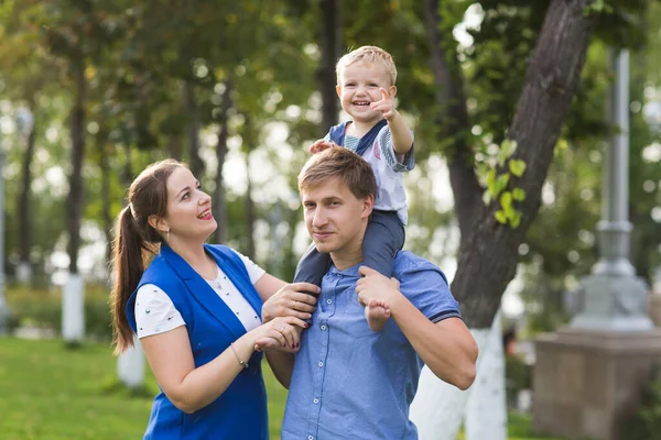 Glückliche Familienmutter Vater Und Kleines Kind Sommer Freien — Stockfoto