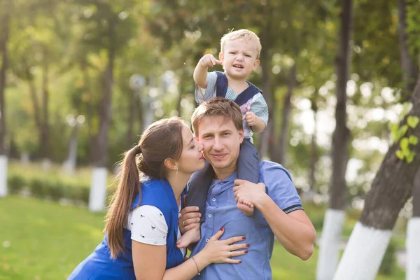 Glückliche Familienmutter Vater Und Kleines Kind Sommer Freien — Stockfoto