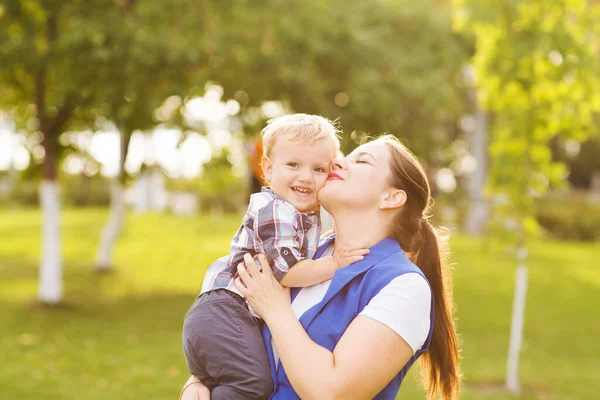 Mutter Und Ihr Kleiner Sohn Umarmen Und Spielen Zusammen Einem — Stockfoto