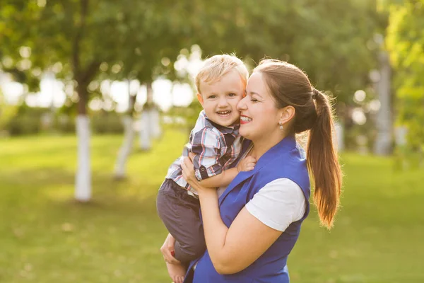 Mutter Und Ihr Kleiner Sohn Umarmen Und Spielen Zusammen Einem — Stockfoto