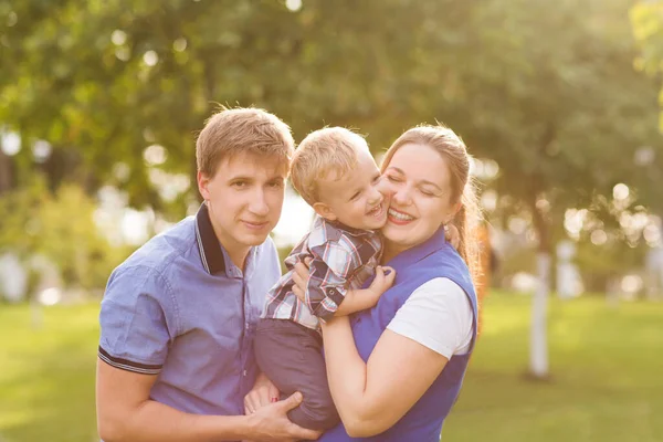 Glückliche Familienmutter Vater Und Kleines Kind Sommer Freien — Stockfoto