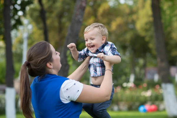 Madre Hijo Jugando Juntos Parque Concepto Familiar Feliz —  Fotos de Stock
