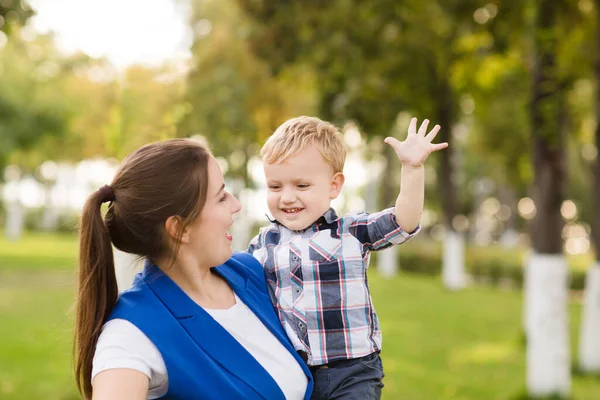 Mutter Und Ihr Kleiner Sohn Umarmen Und Spielen Zusammen Einem — Stockfoto