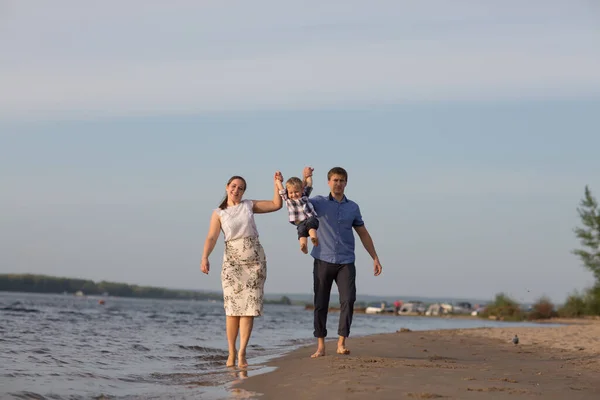 Glückliche Familienmutter Vater Und Kleiner Sohn Spazieren Mit Spaß Sandstrand — Stockfoto