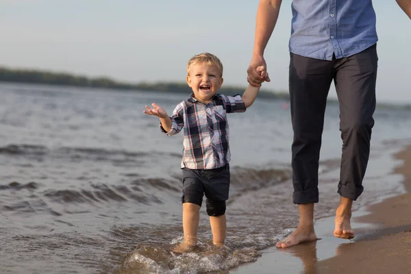 Glücklicher Familienvater Und Kleiner Sohn Spazieren Mit Spaß Sandstrand Entlang — Stockfoto