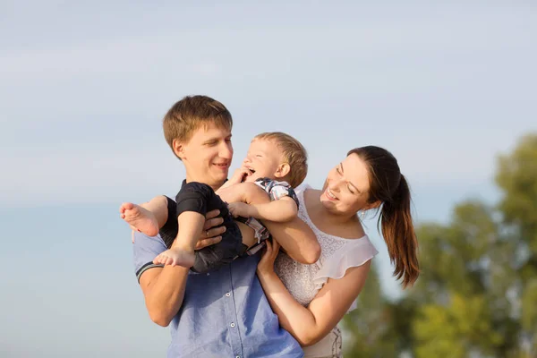 Glückliche Familienmutter Vater Und Kleines Kind Sommer Freien — Stockfoto