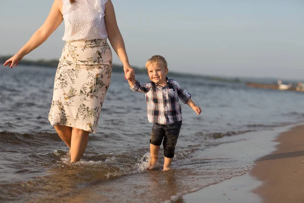 Glückliche Mutter Und Kleiner Sohn Die Sandstrand Entlang Laufen Glücklicher — Stockfoto