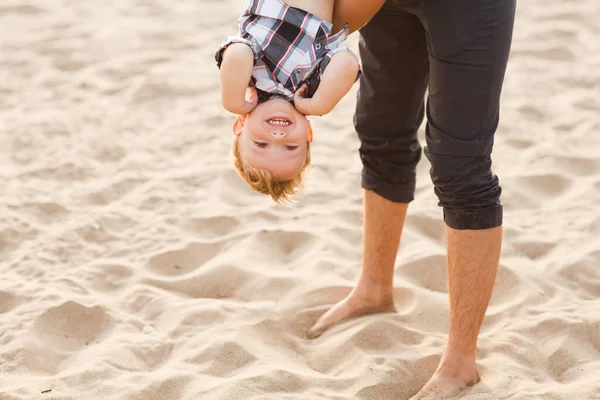 Vater Und Sohn Spielen Und Amüsieren Sich Sommer Draußen Glückliches — Stockfoto