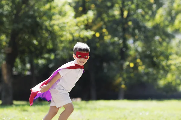 Kleiner Junge Superheldenkostüm Amüsiert Sich Einem Sonnigen Sommertag Freien — Stockfoto