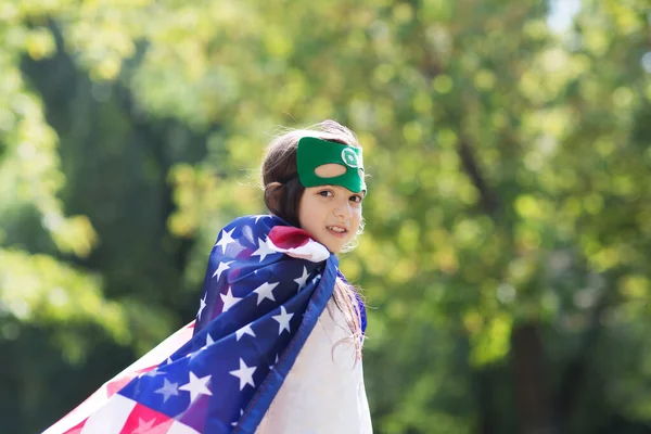 Niña Con Una Bandera Americana Exterior Día Independencia Estados Unidos —  Fotos de Stock