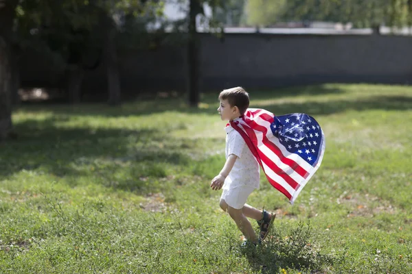 Gyerek Fiú Amerikai Zászlóval Szabadban Függetlenség Napja Egyesült Államok Július — Stock Fotó