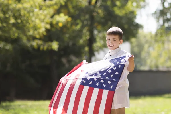 Een Jongetje Met Een Amerikaanse Vlag Buitenlucht Onafhankelijkheidsdag Verenigde Staten — Stockfoto