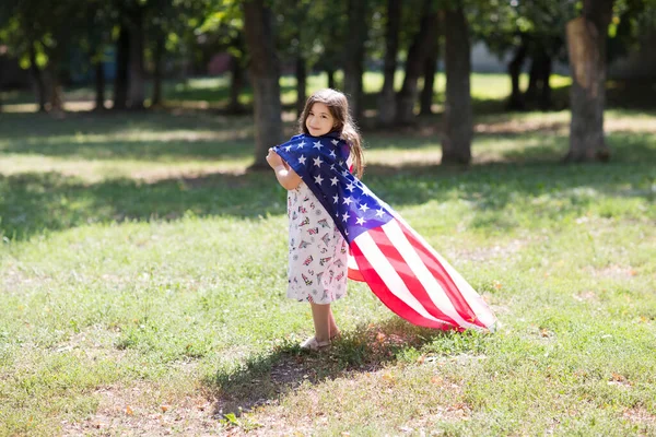 Meisje Met Een Amerikaanse Vlag Buitenlucht Onafhankelijkheidsdag Verenigde Staten Vieren — Stockfoto