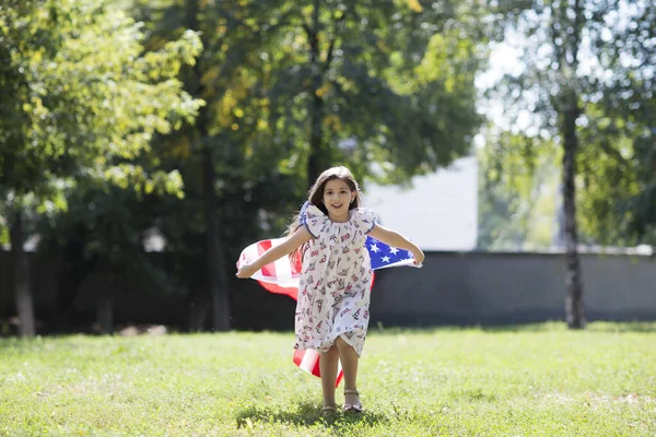 Mädchen Mit Amerikanischer Flagge Freien Independence Day Die Vereinigten Staaten — Stockfoto