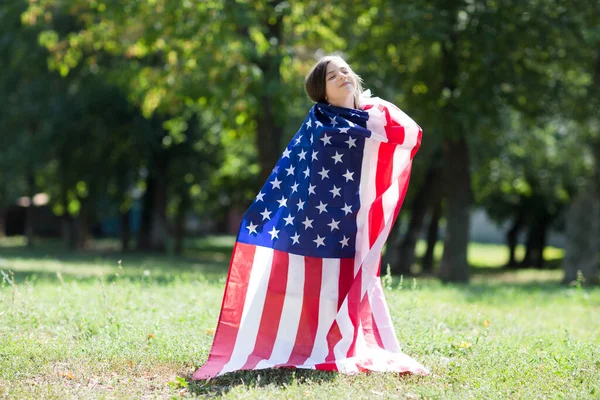 Klein Meisje Met Amerikaanse Vlag Wandelen Buiten Zomer Zonnige Dag — Stockfoto