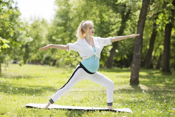 Joven Embarazada Haciendo Estiramiento Yoga Parque —  Fotos de Stock