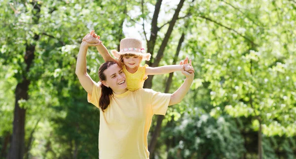 Glückliche Mutter Mit Tochter Sommerkleidung Beim Spielen Frühlingsgarten Sonnigen Tagen — Stockfoto
