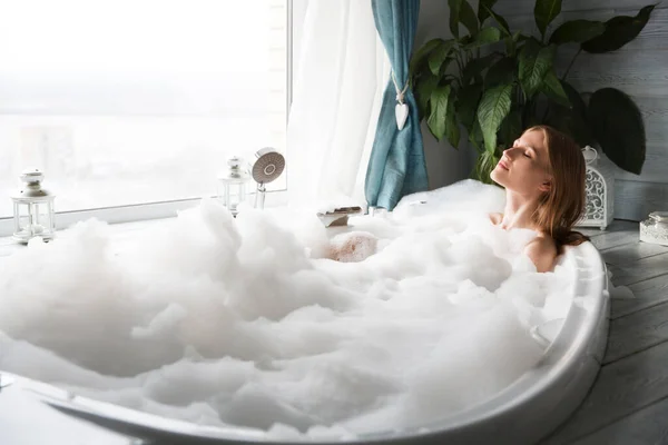 Young Woman Relaxes Bathroom Foam Home — Stockfoto