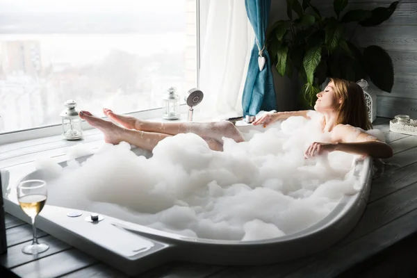 Young Woman Relaxes Bathroom Foam Home — Foto de Stock