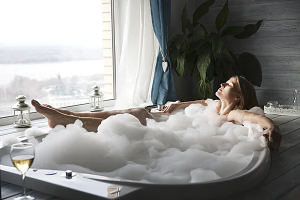 Young Woman Relaxes Bathroom Foam Home — Stockfoto