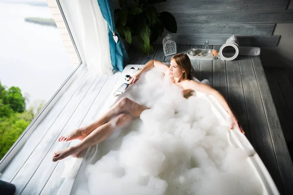 Young Woman Relaxes Bathroom Foam Home — Stockfoto