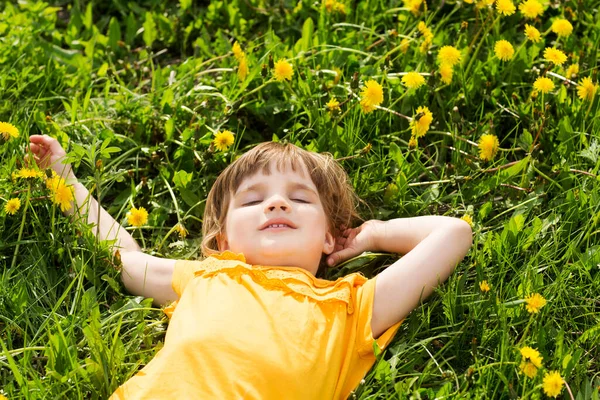 Хлопчик Відпочиває Лежачи Разом Кульбабах Луг Літній Сонячний День Повільне — стокове фото