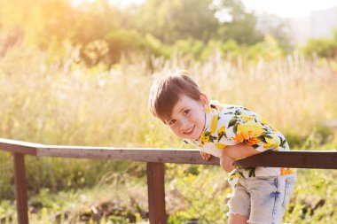 Mutlu çocuk yazın baş aşağı oynuyor..