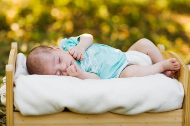 Yeni doğmuş bebek doğada bir karyolada