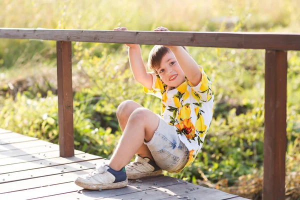 Šťastný Chlapec Hraje Létě Vzhůru Nohama — Stock fotografie