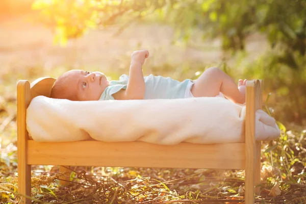 Pasgeboren Baby Een Wieg Natuur — Stockfoto