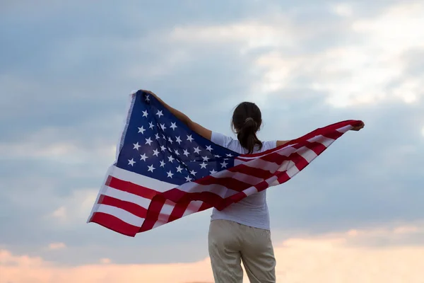 Una Mujer Con Una Bandera Americana Océano Atardecer Día Independencia —  Fotos de Stock