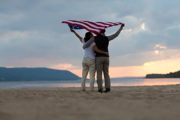Függetlenség Napja Egyesült Államok Ünnepli Július Férfi Zászlókkal Amerika Óceánon — Stock Fotó