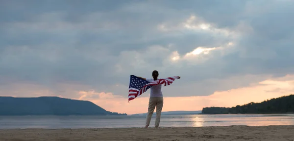 Una Mujer Con Una Bandera Americana Océano Atardecer Día Independencia —  Fotos de Stock