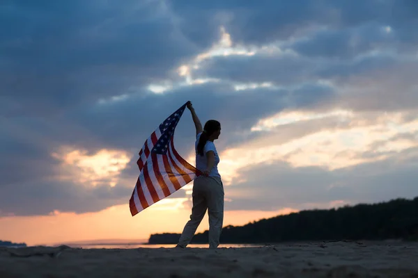 Una Mujer Con Una Bandera Americana Océano Atardecer Día Independencia —  Fotos de Stock