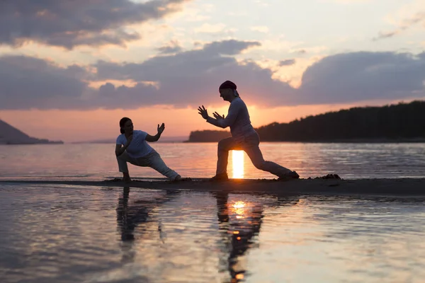Hombre Mujer Haciendo Tai Chi Chuan Atardecer Playa Solo Actividades —  Fotos de Stock