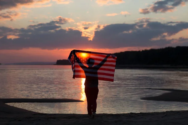 Una Mujer Con Una Bandera Americana Océano Atardecer Día Independencia —  Fotos de Stock