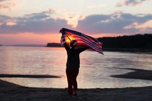 Una Mujer Con Una Bandera Americana Océano Atardecer Día Independencia —  Fotos de Stock