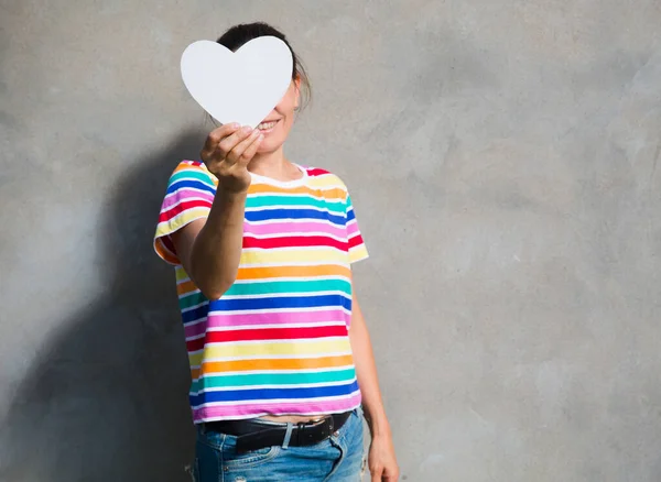 Mulher Uma Camiseta Multi Colorida Lgbt Segurando Ícone Coração Símbolo — Fotografia de Stock