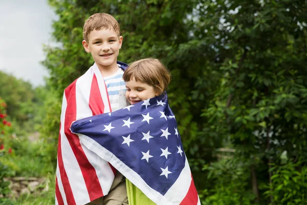 Twee Kinderen Broer Zus Met Een Amerikaanse Vlag Buitenlucht Onafhankelijkheidsdag — Stockfoto