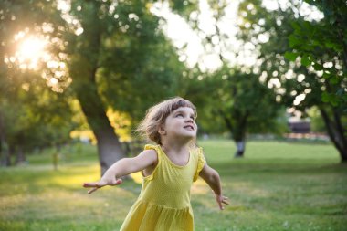 Hasır şapkalı çocuk yazın doğada duruyor. Yaz tatili