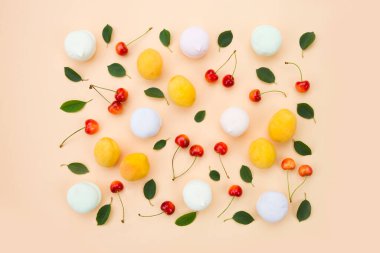 Düz konum, kopyalama alanı. Meyve ve yapraklı yaz kompozisyonu 