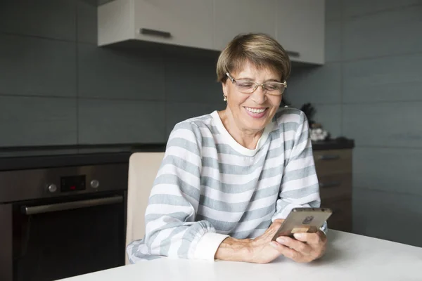 Интернет Магазины Старшая Женщина Пользуется Мобильным Телефоном Слушает Аудиозаписи Телефона — стоковое фото