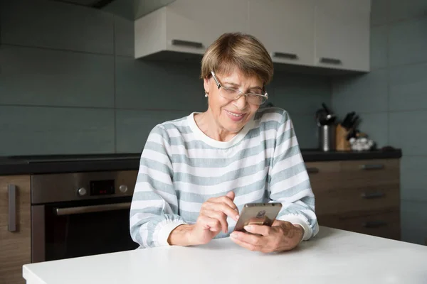 Интернет Магазины Старшая Женщина Пользуется Мобильным Телефоном Слушает Аудиозаписи Телефона — стоковое фото